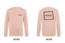 Afbeelding in Gallery-weergave laden, FARMR. Pastel Sweater met zwart zakdoek logo
