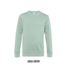 Afbeelding in Gallery-weergave laden, FARMR. Pastel Sweater met kleine witte open letters
