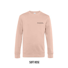 Load image into Gallery viewer, FARMR. Pastel Sweater met kleine zwarte open letters
